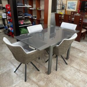 Expandable table with 4 chairs