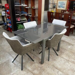 Expandable table with 4 chairs