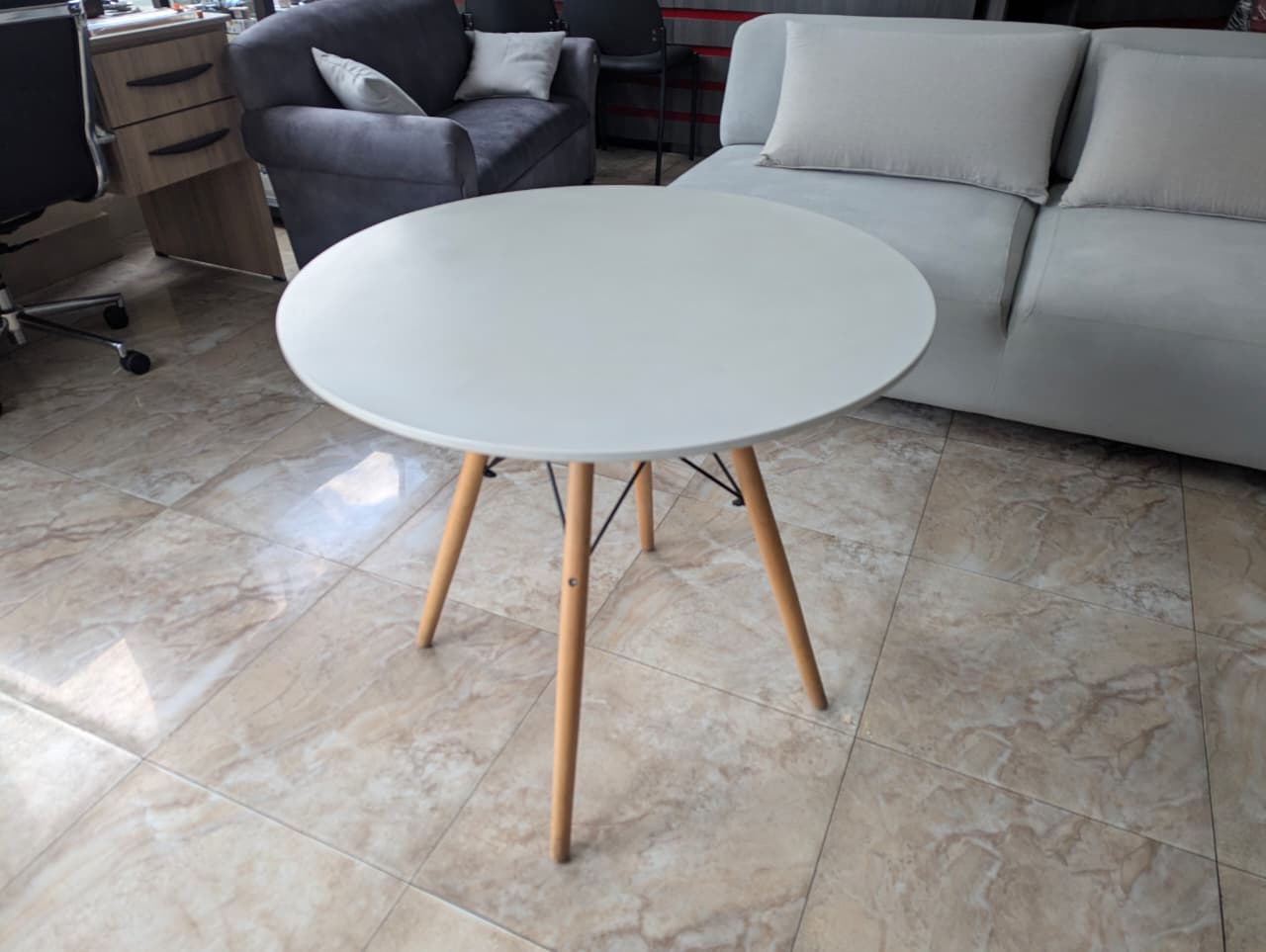 White round table - Image 3