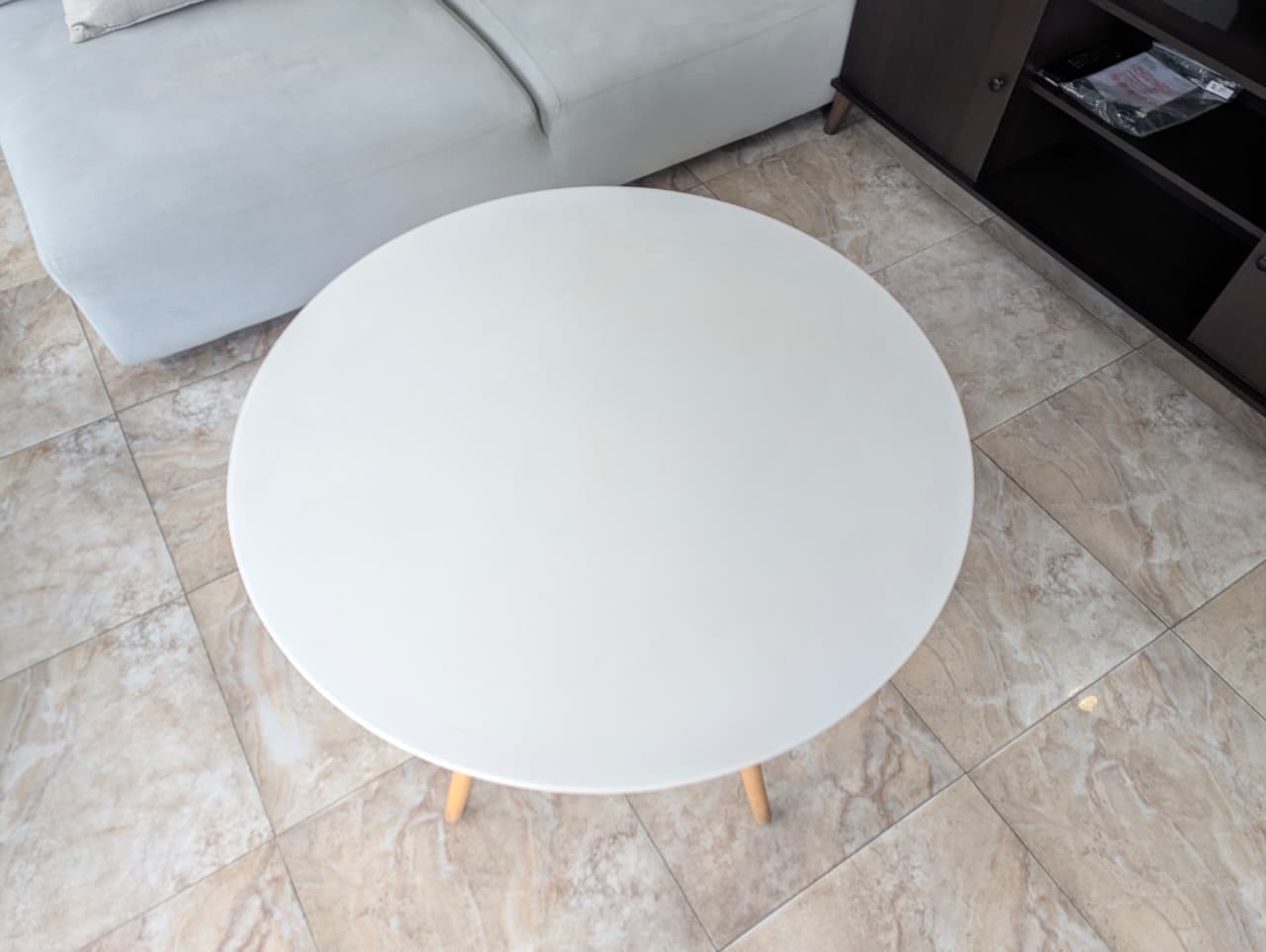 White round table - Image 4